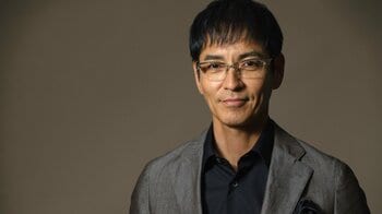 デビュー30周年を控えた沢村一樹が大切にする「画面の向こうにいる人を楽しませたい」という思い　25年連れ添った妻との良好な関係性の秘訣も明かす
