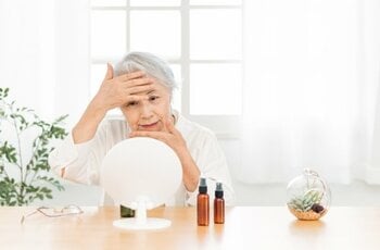 メイクで使う筋力は食事の2〜3倍！？メイク、ネイルの作業で高齢者の脳が活性化し、“介護予防”にも！今注目の「介護美容」を解説