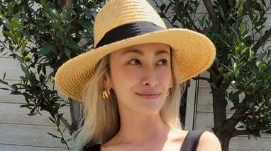 山田優 “圧倒的な脚線美”のミニ丈フリルワンピース姿を披露！ポニテ