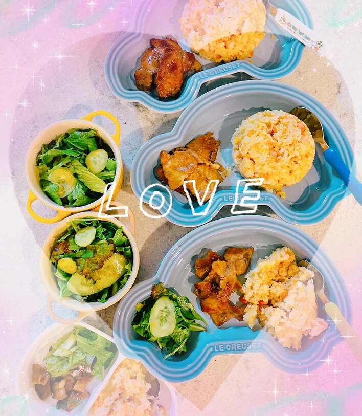 【画像】「可愛い助っ人!」平愛梨の料理を慣れた手つきでお手伝いする4歳三男や楽しそうにプロテインを作る2歳四男を見る