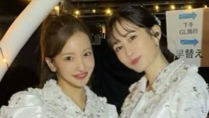 【画像8枚】「あつとも最強」「貴重な写真ありがとう」板野友美が前田敦子とミニスカ白衣装で並んだAKB48 20周年公演のステージ裏ショットを見る