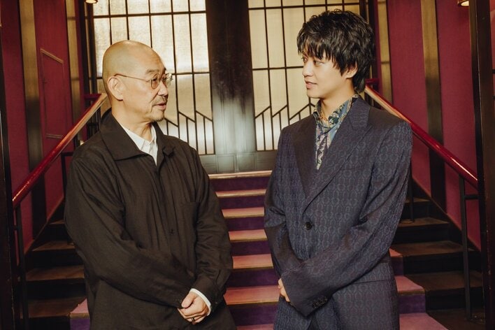 【写真4枚】談笑する髙橋海人と大森立嗣監督の写真を見る