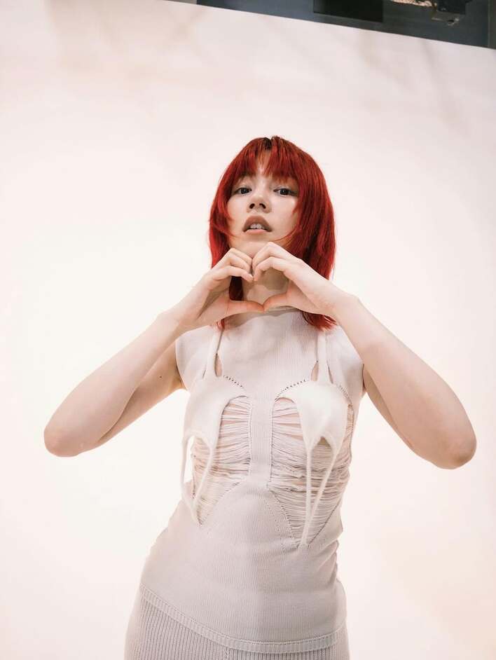 完全にジョヴォヴィッチ」のん 赤髪の白ニットドレス姿を披露