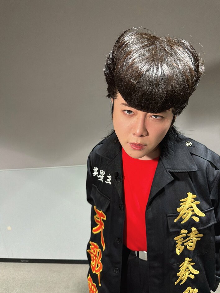 ミセス・大森元貴 “振り幅あるツッパリ姿”公開！黒い特攻服で鋭い眼光