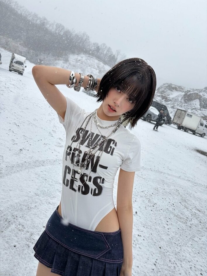 こんな格好で！？」NiziU・RIMA ドデカまっピンクの車にボディスーツ姿