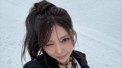 NiziU・MAYUKA ドデカ車を“運転する”姿公開！おへそに輝くアクセサリーが目を引く美スタイルも堂々披露で「エグい！」と反響