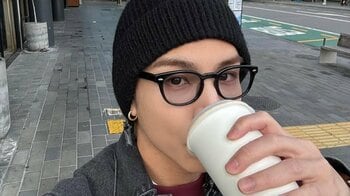 「眼福！」岩田剛典 絶景バックの“爆イケ”自撮りショットを大放出！ ニット帽×メガネ姿でニュージーランドを満喫「デートしているみたい」