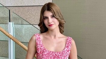 「ポルシェですか？」マギー 愛車に乗り込むショット公開！ボディーの色とのリンクコーデで高級感ある2Sに「ステキ！」