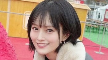 山本彩 ミニ丈ボトム×タイツの美脚際立つ冬コーデ披露！クリスマスマーケットで楽しむ“まるでデート気分”な姿に「溶けてしまいそう」