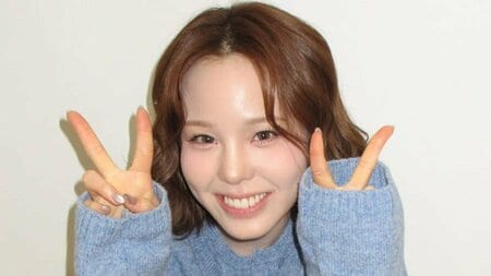 「まって！？細すぎっ！！」NiziU・MAKO 美腹筋あらわなへそ出しコーデ公開！ほっそりウエストの抜群スタイルに「さすがです」