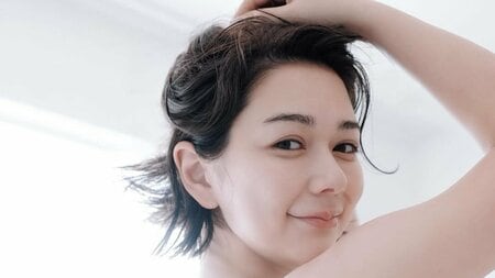 村重杏奈「けしからん」“大胆”な写真集の1枚を公開！しなやかな曲線美＆透き通るマシュマロ肌が際立つ姿に「スタイルいい」「ビーナスみたい」