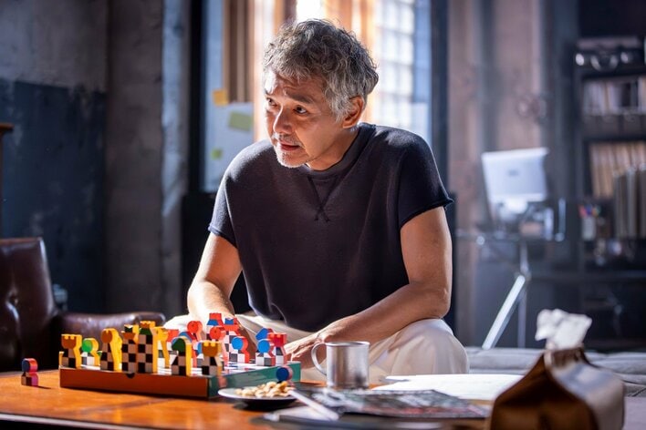 渡部篤郎が陰で物語を動かす“謎の情報屋”に！石原さとみ演じる女ルパンとともに“政治の金”を盗むキーマン『ポリティカルパン』