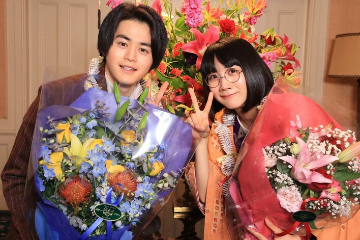 鈴鹿央士、松本穂香がクランクアップ＆コメント到着！最終話はこれまでに登場した各話ゲストも登場『嘘解きレトリック』