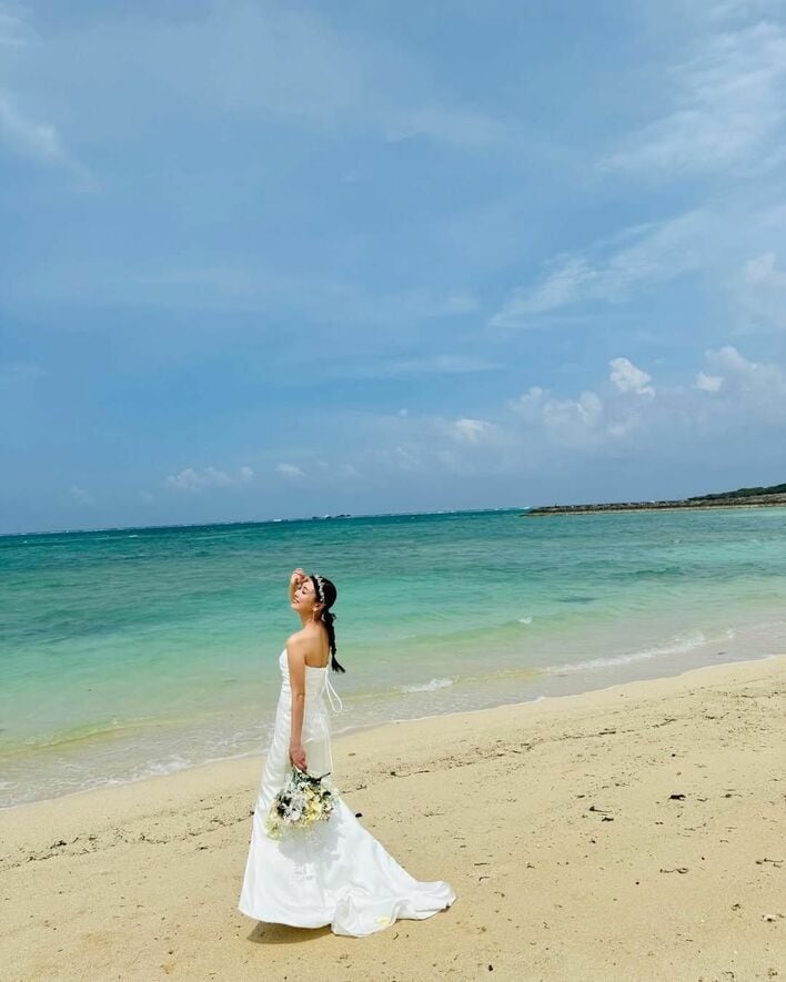 海×純白ドレスがまぶしい！内田理央 沖縄で美デコルテ際立つ