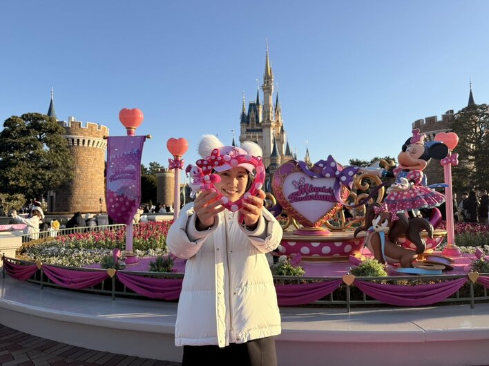 シンデレラ城がピンクに染まる！？幻想的な夜の演出や大きなリボンの