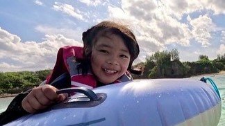 「三姉妹お顔そっくり」話題の子役・倉田瑛茉 初の沖縄旅行で姉2人との3ショット公開！ニコニコ笑顔で海ではしゃぐ姿に「お姉ちゃん達と一緒で楽しそう」