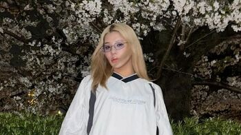 とうあ　夜桜をバックにオフショットを公開！ファンからは「夜桜以上にきれい！」と美しさに驚きの声