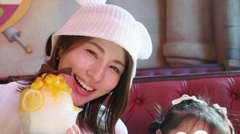 永島優美 2歳長女が“ガラスの靴をはいた”ディズニー満喫ショットを公開！鮮やかワンピ＆リボンアクセのプリンセス姿に「すっかりお姉さん」