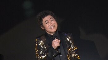 【密着】ライブ舞台裏で「しんどいな...」 両膝に人工関節入れたコロッケ（65） 痛みに耐えながらも舞台に立ち続ける思い