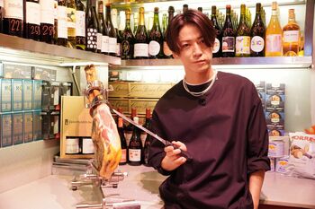 亀梨和也「Bueno（美味しい）！」生ハム切り出しにもチャレンジ！スペイン旅の特別映像が公開