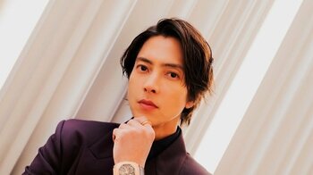 「心臓もたない」山下智久 スーツ姿でファンに赤いバラを手渡しする姿にファン悶絶！目を合わせて渡す様子に「気絶しちゃいそう」