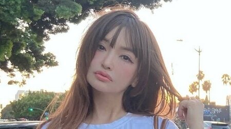 「くびれすごい」平子理沙 美スタイル際立つヘソ出し×ミニスカ私服ショット披露！アメリカの街を背にすらりとたたずむ姿に「こんな風に年齢を重ねたい」