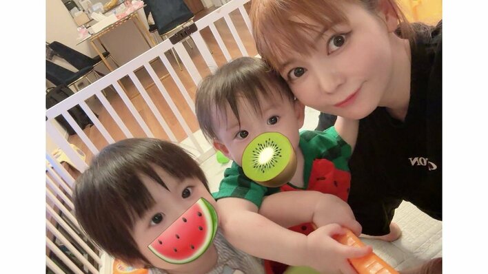 「“ねぇー？”ってしてる」中川翔子 生後10ヵ月双子・弟が見つめながら首をかしげる姿を公開！大好物スイカのおそろコーデで遊ぶ様子に「最高に可愛い」