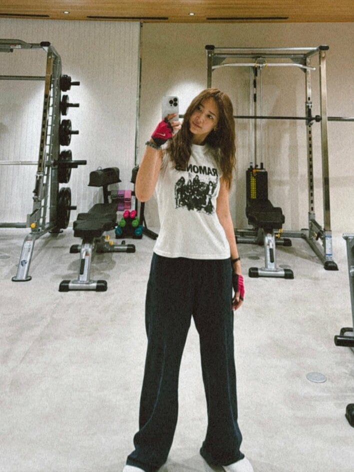 【画像13枚】トレーニングの成果を披露！紗栄子の美腹筋際立つヘソ出しコーデを見る