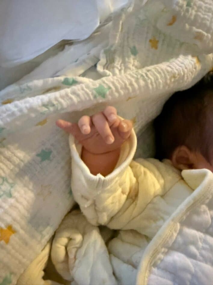 【画像7枚】「これは見事！」中川翔子の生後1ヵ月双子が繰り出した“武術の必殺技”を見る