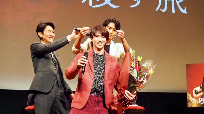 【写真】髙橋大翔からサプライズで誕生日を祝福され、満面の笑みの和田雅成