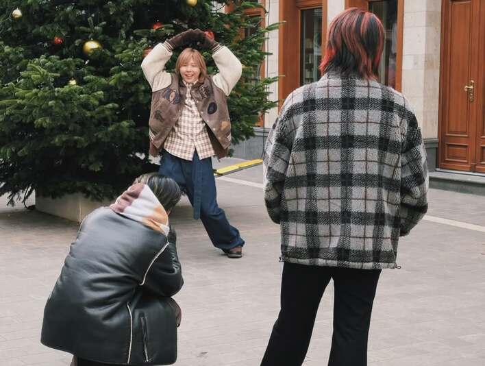 【画像9枚】「ほほ笑まし過ぎる世界観の写真」ミセス・若井滉斗 ドイツを訪れたときのメンバーとの無邪気なオフショットを見る