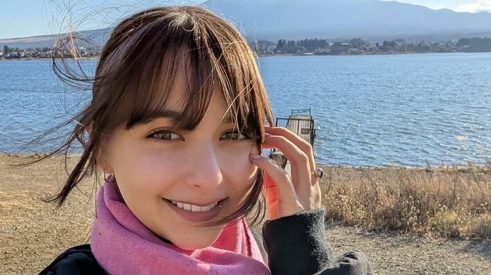 思わず二度見！？嵐莉菜 「自分2人と撮るのが…」遊び心満載のカットを公開！自身お気に入りショットに「びっくり」「使いこなしてる」