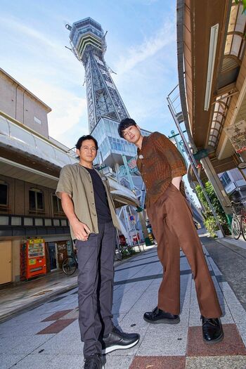 岡田准一＆坂口健太郎が通天閣で「映画見に来てや～！」