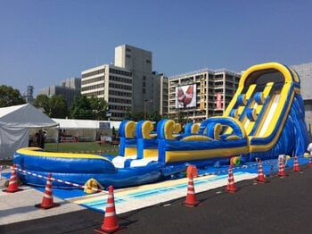 大型プールイベント『プール王国 in ABURAYAMA FUKUOKA』に超大型ウォータースライダーを提供