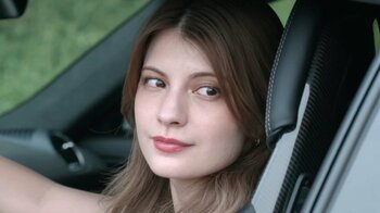 「即決しました」マギーが愛車の高級スポーツカー披露！外装&内装を紹介し「自分の息子が大きくなったら…」と将来の願望も語る