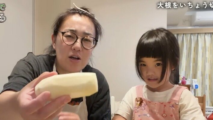 2児の母・たんぽぽ白鳥 4歳長女と家庭菜園の大根を調理！子供用包丁を使いこなす頼もしい姿＆容赦ない食レポも…！？「お姉さんっぷりが素敵すぎる」