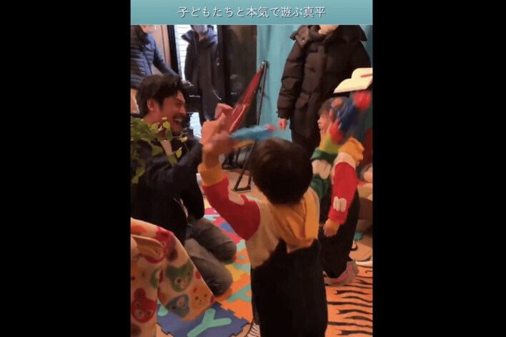 【写真15枚】子役と全力で遊ぶ坂口憲二の写真を見る