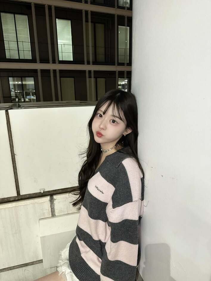 【画像8枚】「スタイル良すぎる」りんかのミニスカ×ニットとお気に入りのリボンの靴でご機嫌なガーリーコーデを見る