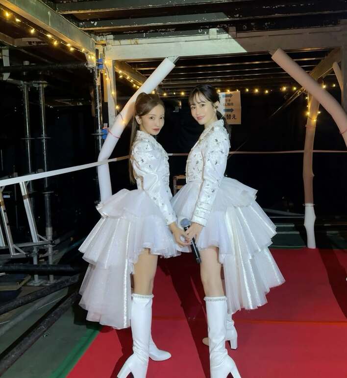 板野友美 前田敦子とミニスカ衣装でステージ下のショット披露！「あつ