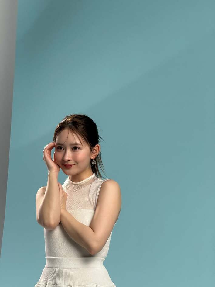 畑芽育 “美背中”際立つ黒ベアトップドレス姿を公開！“お人形さん”の