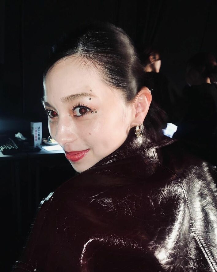 中条あやみ(27)どアップ自撮りに思わずくらくら！＆足長全身ブラック