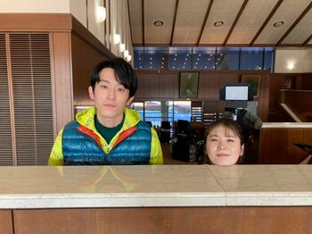 杉野遥亮＆小野花梨“ホトエビ”ペアがゴルフ場に潜入！『罠の戦争』オフショット