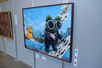 高槻市の劇場に300点の創造力あふれるアート作品がずらり