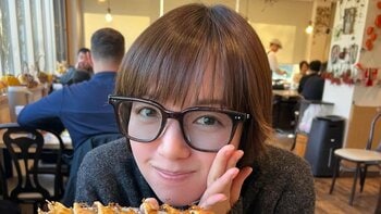 佐藤栞里 愛犬とのショットが“そっくり”と話題！箱根旅行で自然に囲まれぴったり顔を寄せた様子に「可愛すぎる天使ー！」