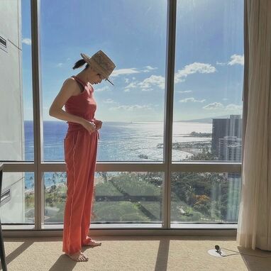 美しすぎる”蛯原友里(44) ハワイで美シルエット披露！買い物やディナー