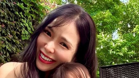 草刈正雄の長女・紅蘭 広々庭でBBQ＆プールを楽しむ7歳長女を公開！ギュッと寄り添った家族3ショット「顔が似てきたなぁ」「素敵な庭は特別すぎます」