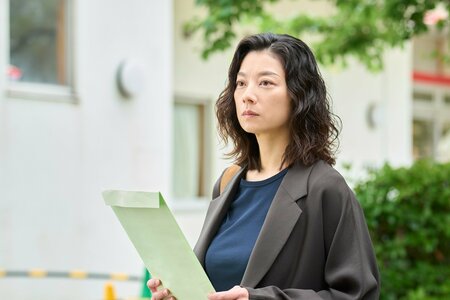 不注意で息子にケガをさせたと後悔するシングルマザー（恒松祐里）に自らの過去を重ねてしまう夏海（小池栄子）＜『さよならノワール』第6話完全版＞