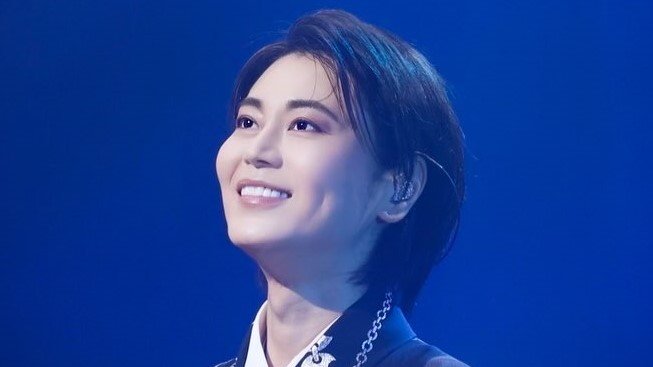 氷川きよし 美脚際立つキラキラ衣装を披露！圧倒的オーラを放つライブショットの数々に「スタイルの綺麗さに努力を感じる！」「神です！」