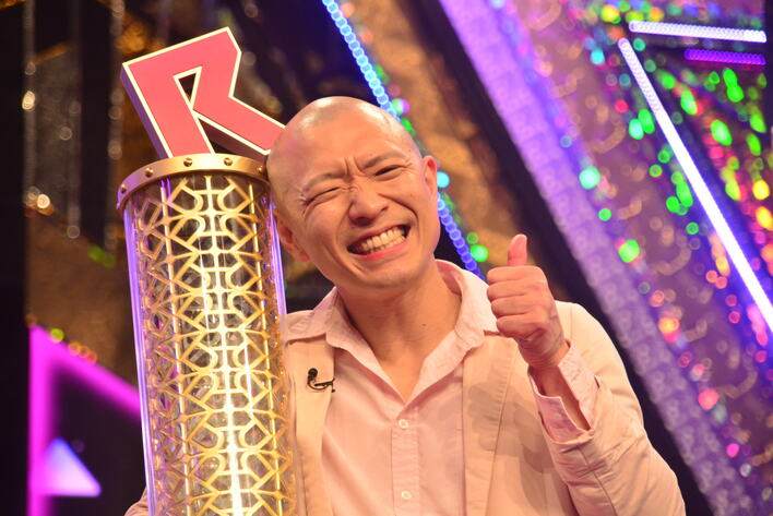 【写真】『R-1』新王者！会見に登場した笑顔の今井らいぱちの写真を見る