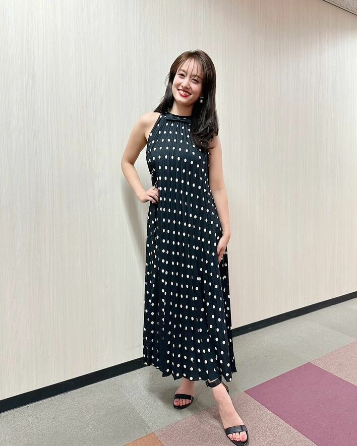 谷まりあ エレガントな水玉ワンピース姿でファン魅了！笑顔ショットも